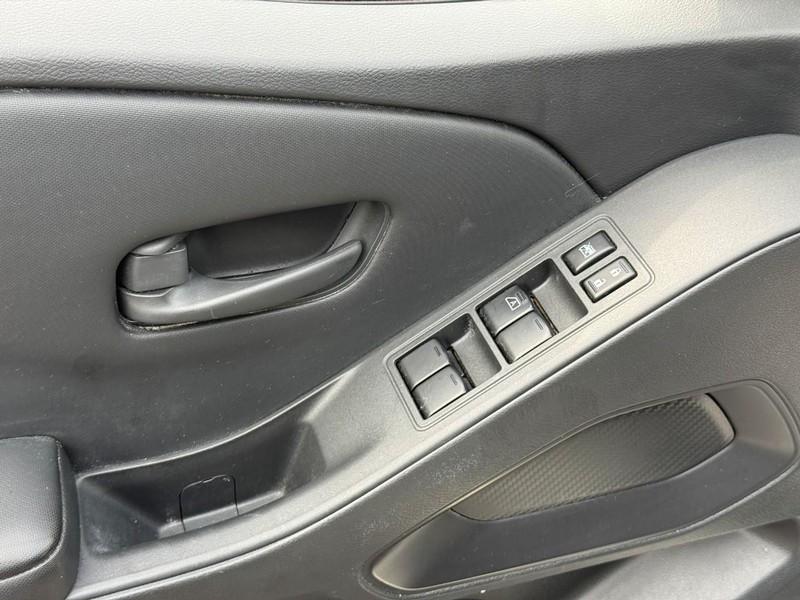Nissan Frontier Vehicle Full-screen Gallery Image 15