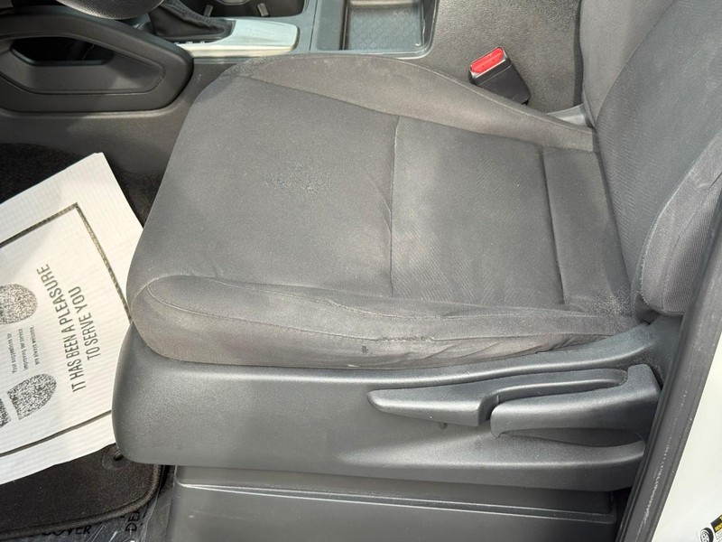 Nissan Frontier Vehicle Full-screen Gallery Image 17