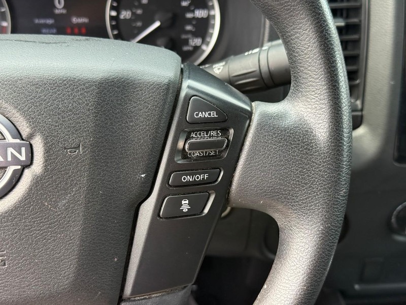 Nissan Frontier Vehicle Full-screen Gallery Image 19
