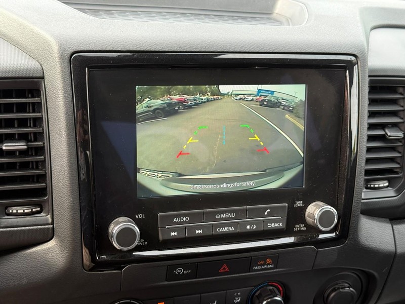 Nissan Frontier Vehicle Full-screen Gallery Image 21