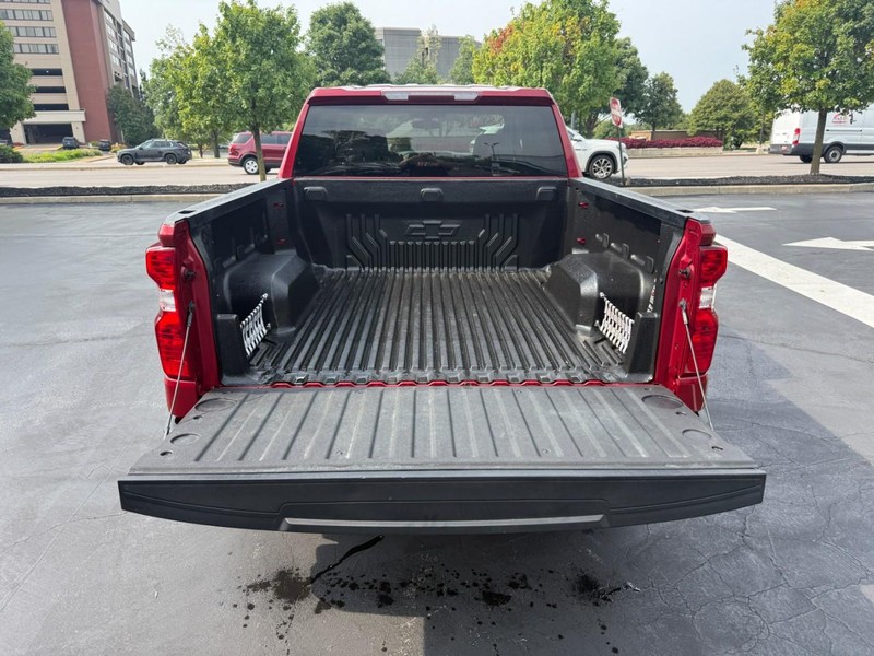 Chevrolet Silverado 1500 Vehicle Full-screen Gallery Image 5