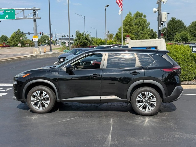 Nissan Rogue Vehicle Full-screen Gallery Image 2