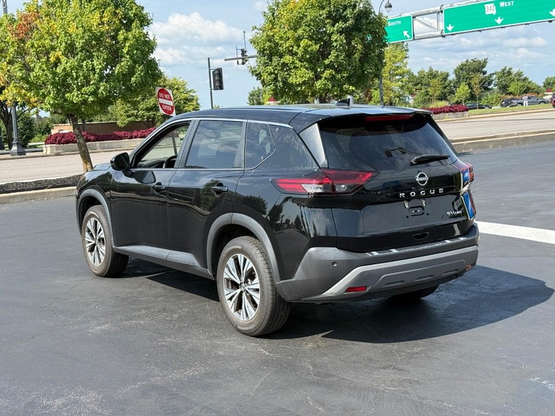 Nissan Rogue Vehicle Full-screen Gallery Image 3