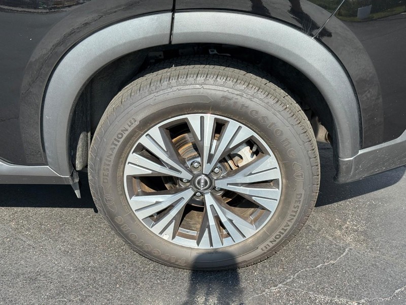 Nissan Rogue Vehicle Full-screen Gallery Image 4