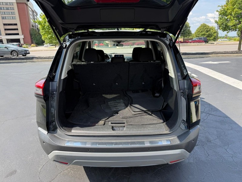 Nissan Rogue Vehicle Full-screen Gallery Image 6