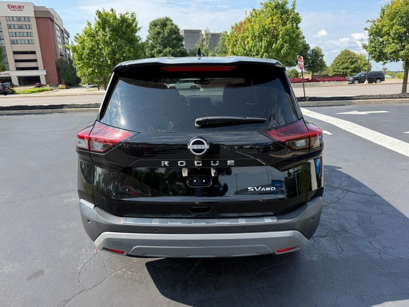 Nissan Rogue Vehicle Full-screen Gallery Image 7