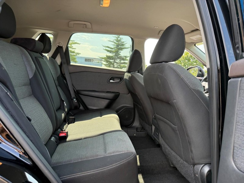 Nissan Rogue Vehicle Full-screen Gallery Image 11