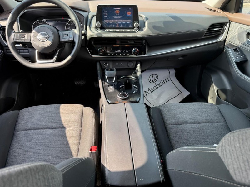 Nissan Rogue Vehicle Full-screen Gallery Image 12
