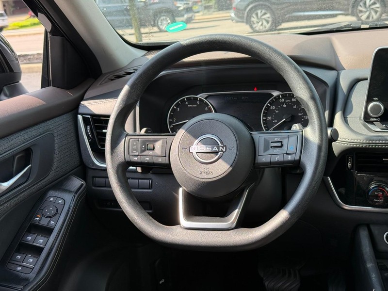 Nissan Rogue Vehicle Full-screen Gallery Image 13