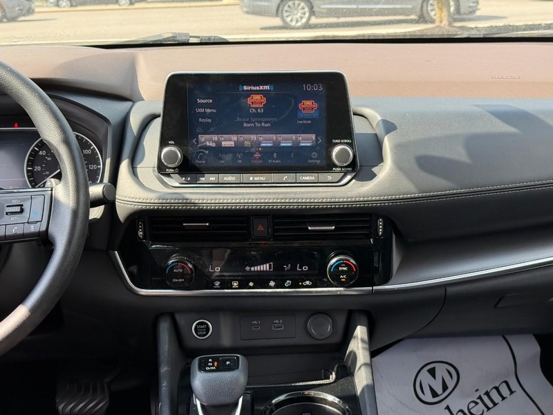 Nissan Rogue Vehicle Full-screen Gallery Image 14
