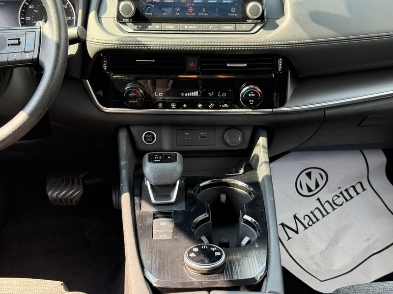 Nissan Rogue Vehicle Full-screen Gallery Image 15
