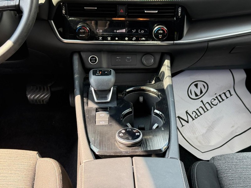 Nissan Rogue Vehicle Full-screen Gallery Image 16