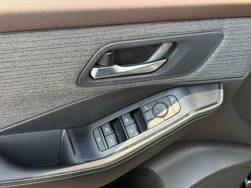 Nissan Rogue Vehicle Full-screen Gallery Image 17