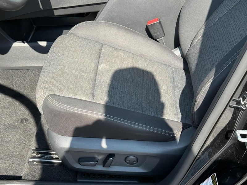 Nissan Rogue Vehicle Full-screen Gallery Image 18