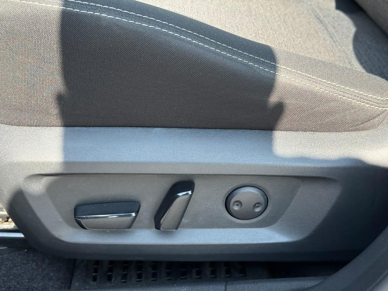 Nissan Rogue Vehicle Full-screen Gallery Image 19