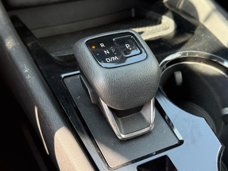 Nissan Rogue Vehicle Full-screen Gallery Image 22