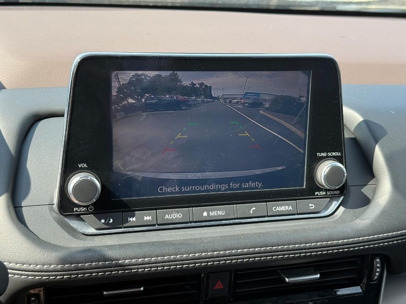 Nissan Rogue Vehicle Full-screen Gallery Image 23