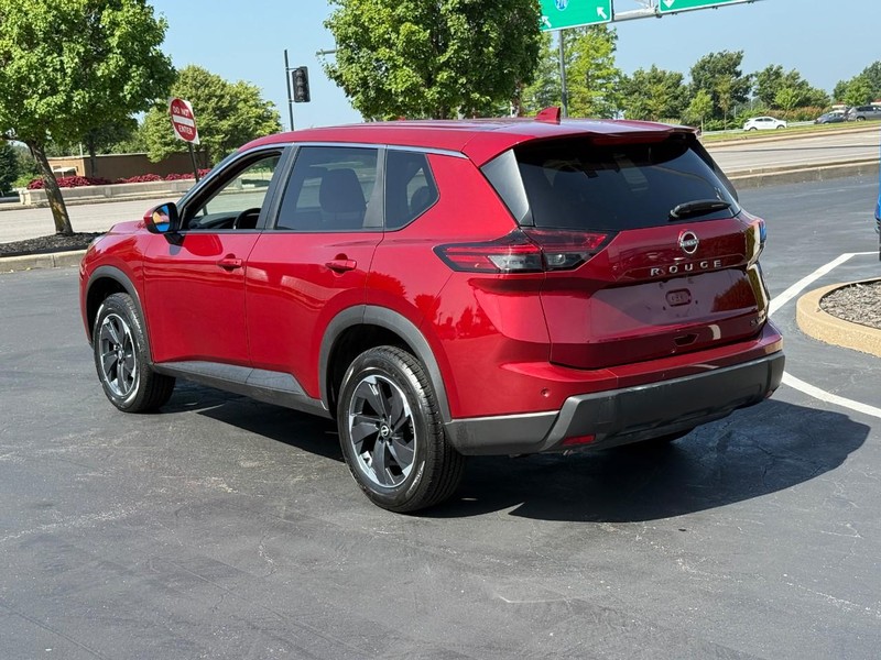 Nissan Rogue Vehicle Full-screen Gallery Image 3