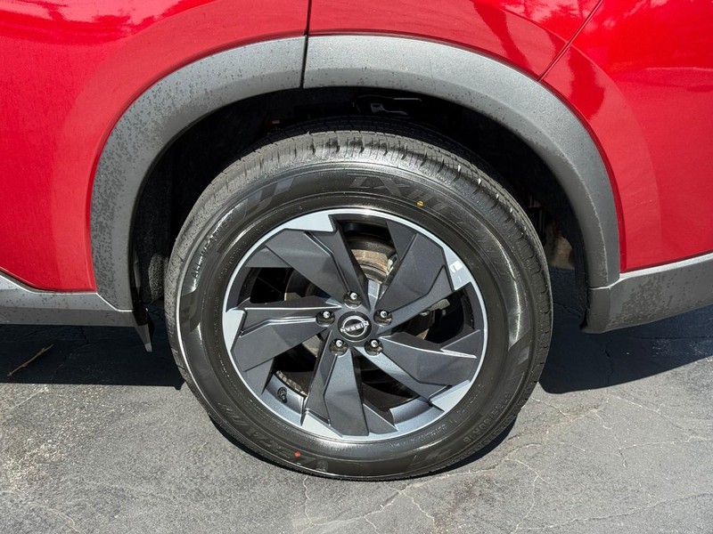 Nissan Rogue Vehicle Full-screen Gallery Image 4