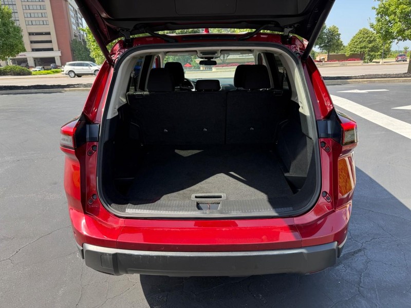 Nissan Rogue Vehicle Full-screen Gallery Image 6