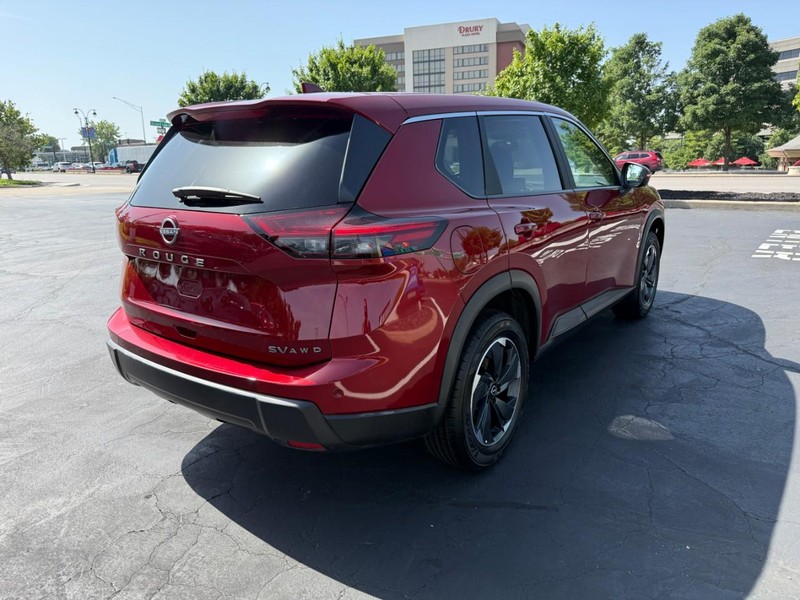 Nissan Rogue Vehicle Full-screen Gallery Image 8
