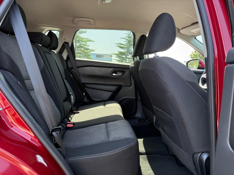Nissan Rogue Vehicle Full-screen Gallery Image 11