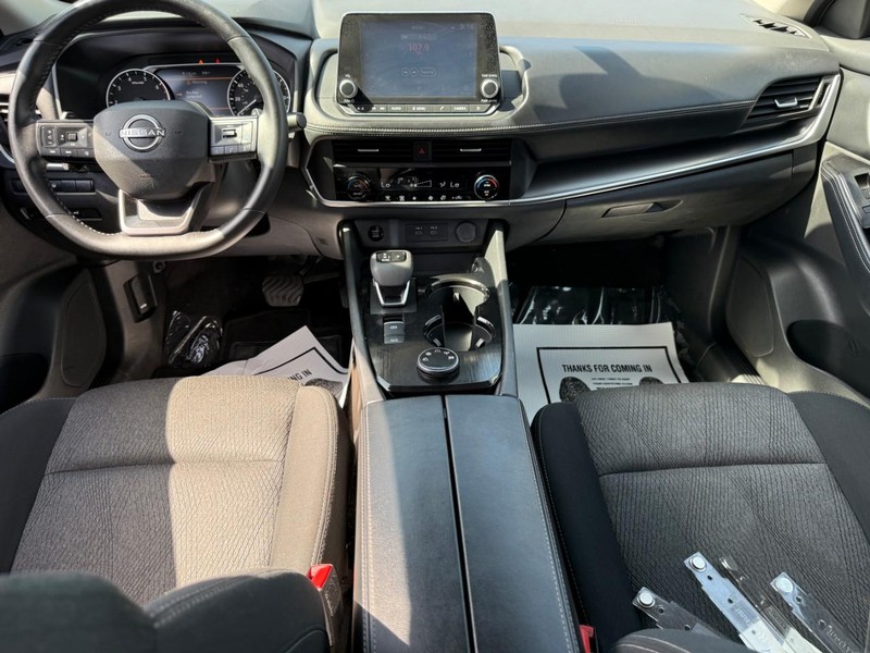 Nissan Rogue Vehicle Full-screen Gallery Image 12