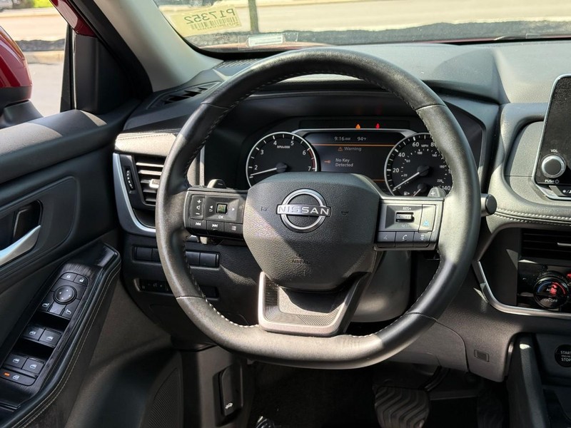 Nissan Rogue Vehicle Full-screen Gallery Image 13