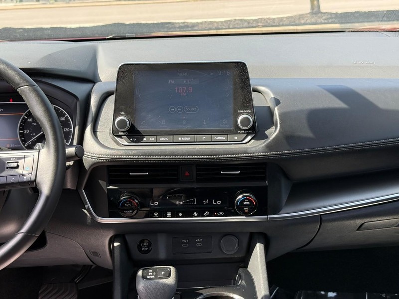 Nissan Rogue Vehicle Full-screen Gallery Image 14