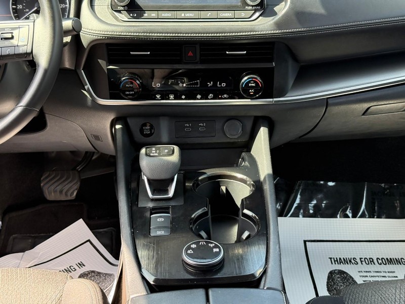 Nissan Rogue Vehicle Full-screen Gallery Image 15