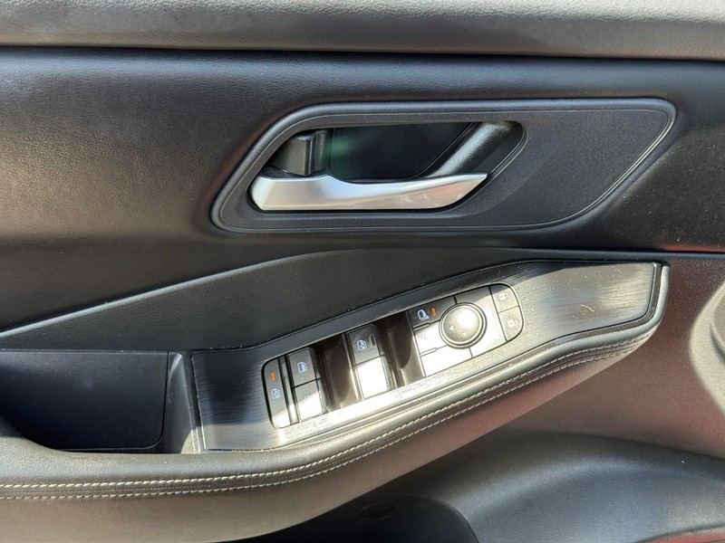 Nissan Rogue Vehicle Full-screen Gallery Image 16