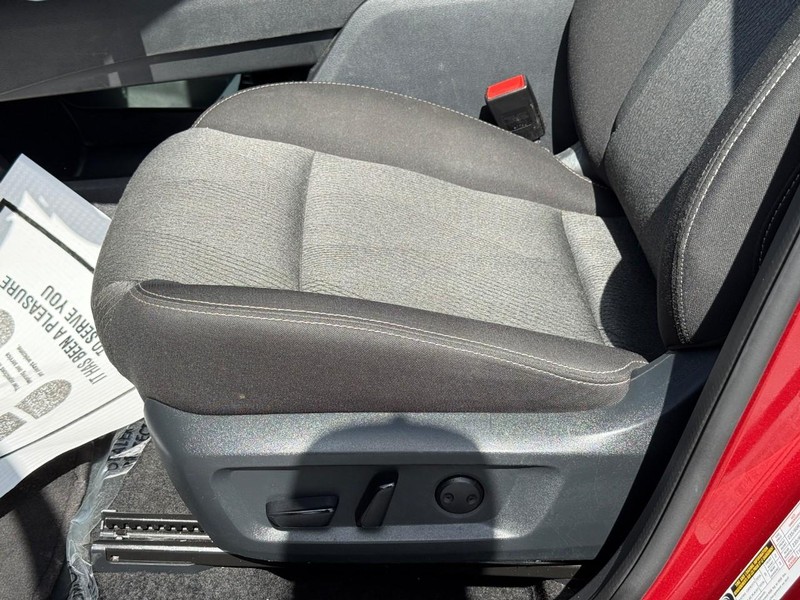 Nissan Rogue Vehicle Full-screen Gallery Image 18