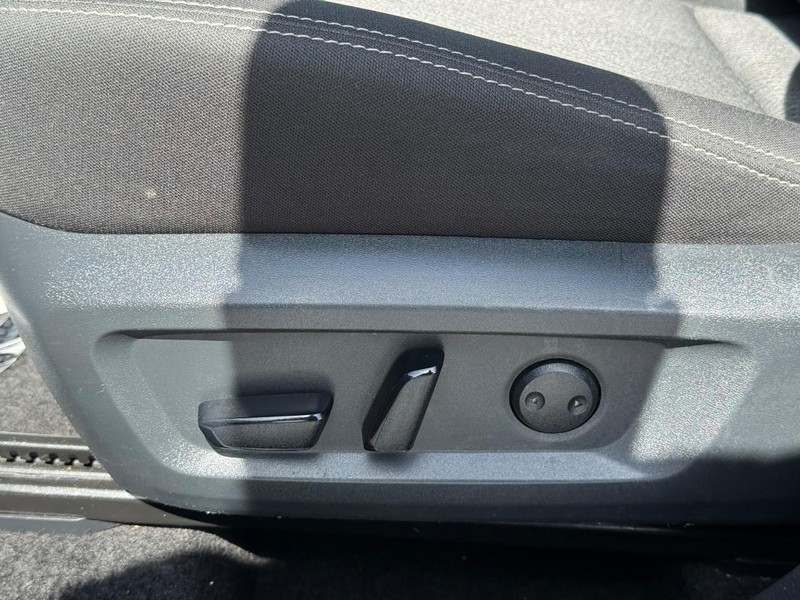 Nissan Rogue Vehicle Full-screen Gallery Image 19