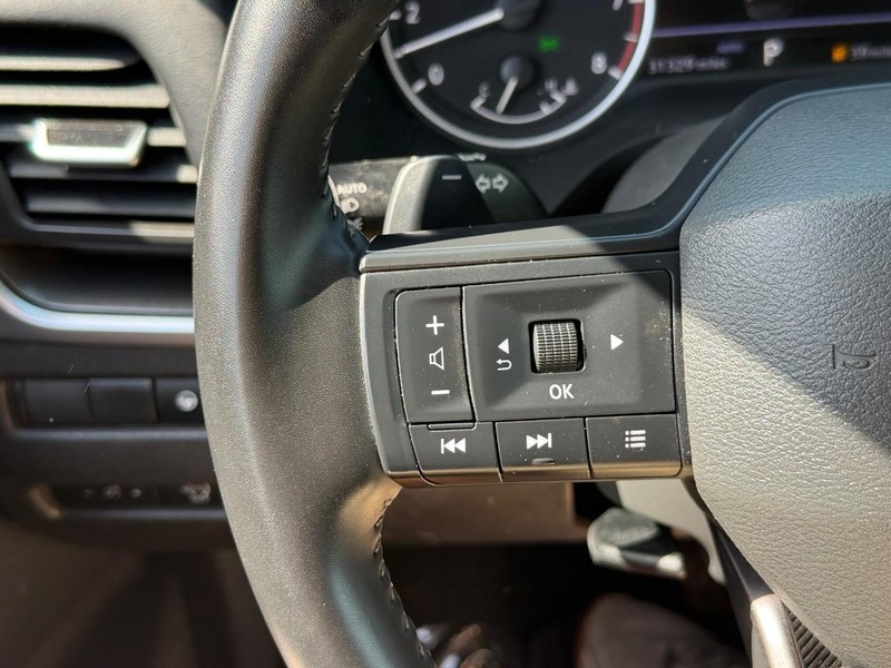 Nissan Rogue Vehicle Full-screen Gallery Image 20