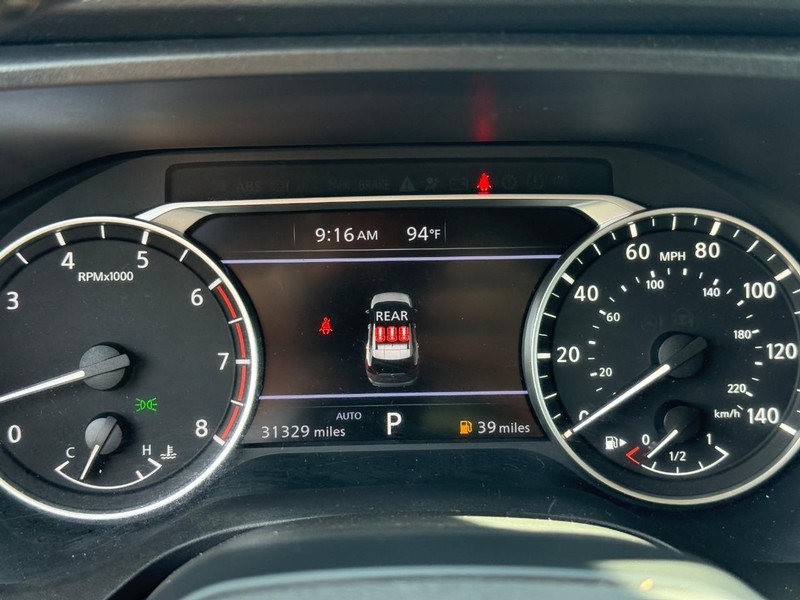 Nissan Rogue Vehicle Full-screen Gallery Image 22