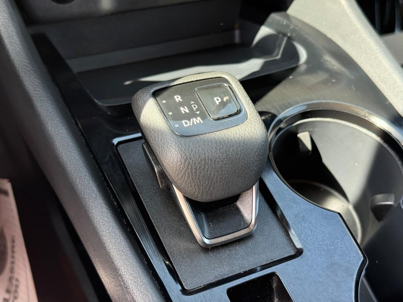 Nissan Rogue Vehicle Full-screen Gallery Image 23