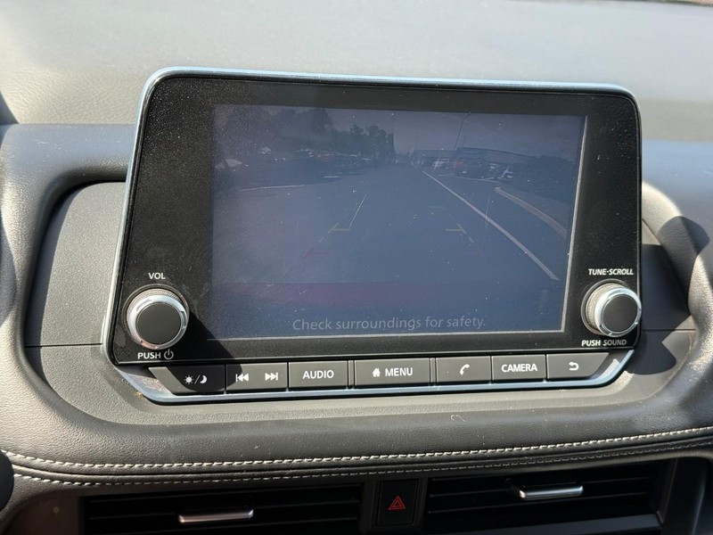 Nissan Rogue Vehicle Full-screen Gallery Image 24