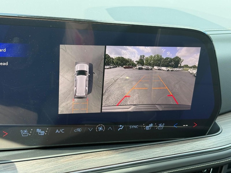 Chevrolet Tahoe Vehicle Full-screen Gallery Image 18