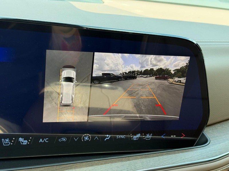 Chevrolet Tahoe Vehicle Full-screen Gallery Image 18