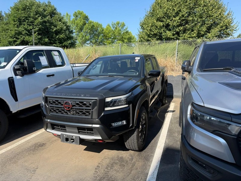 Nissan Frontier Vehicle Full-screen Gallery Image 2