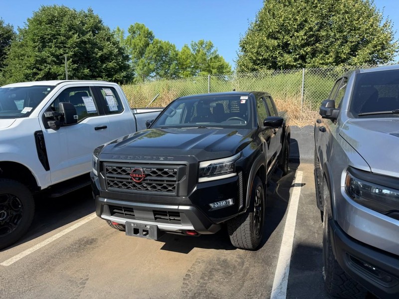 Nissan Frontier Vehicle Full-screen Gallery Image 3