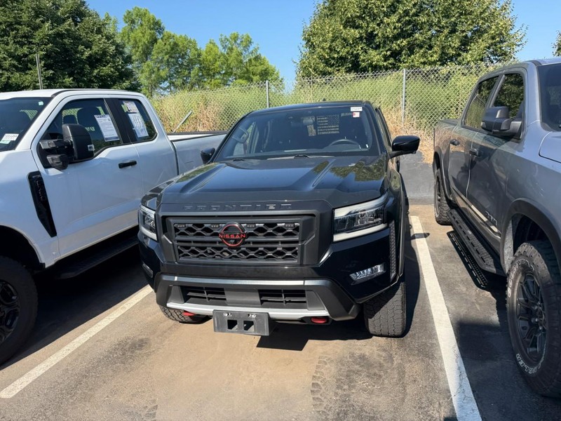Nissan Frontier Vehicle Full-screen Gallery Image 4