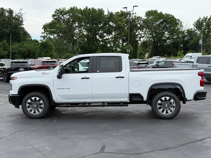 Chevrolet Silverado 2500HD Vehicle Full-screen Gallery Image 2