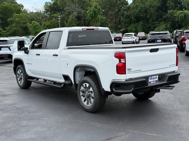 Chevrolet Silverado 2500HD Vehicle Full-screen Gallery Image 3
