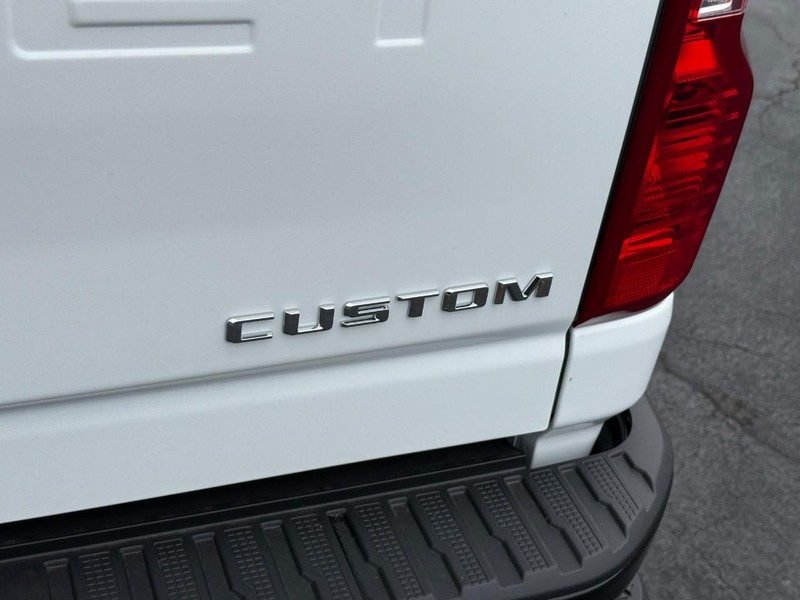 Chevrolet Silverado 2500HD Vehicle Full-screen Gallery Image 5