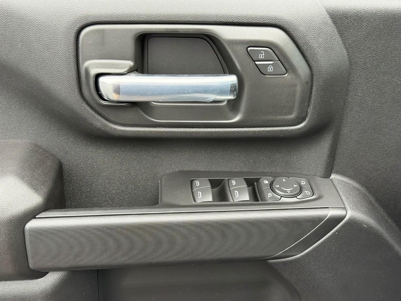 Chevrolet Silverado 2500HD Vehicle Full-screen Gallery Image 11