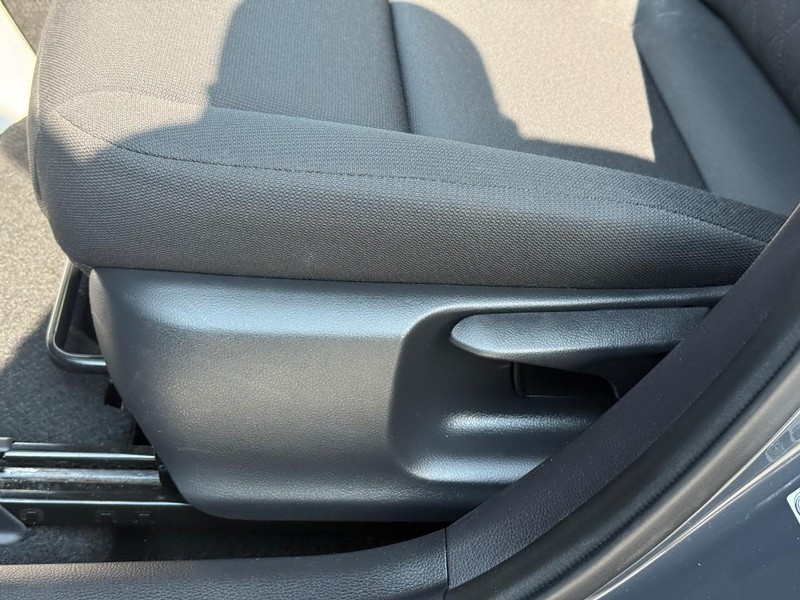 Toyota Corolla Vehicle Full-screen Gallery Image 17