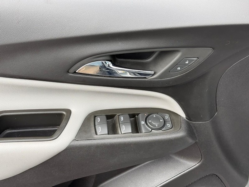 Chevrolet Equinox Vehicle Full-screen Gallery Image 16