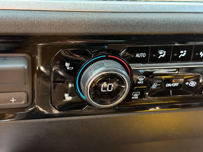 Chevrolet Silverado 1500 Vehicle Full-screen Gallery Image 23