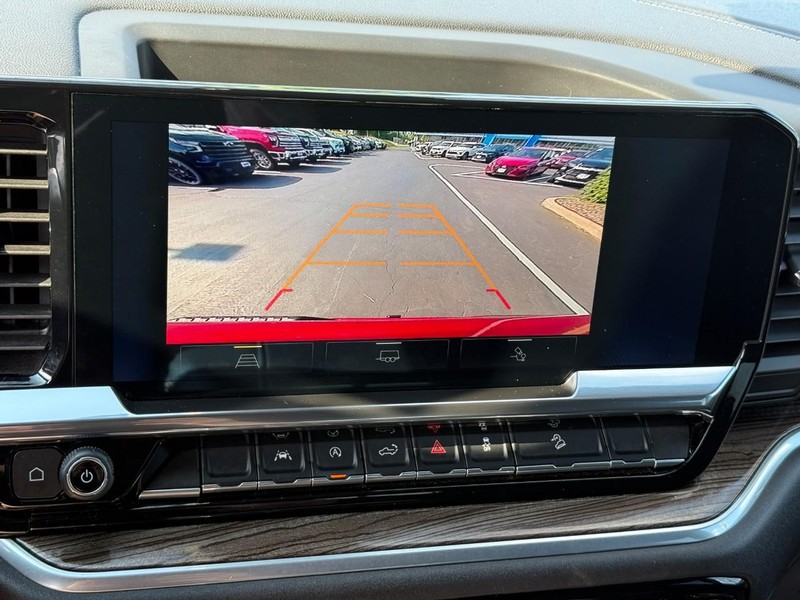Chevrolet Silverado 1500 Vehicle Full-screen Gallery Image 24